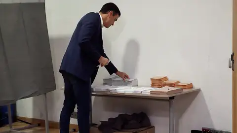 Pedro Sánchez votando Pedro Sánchez votando