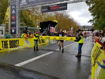 Lachgar cruza la meta en primera posición Lachgar cruza la meta en primera posición