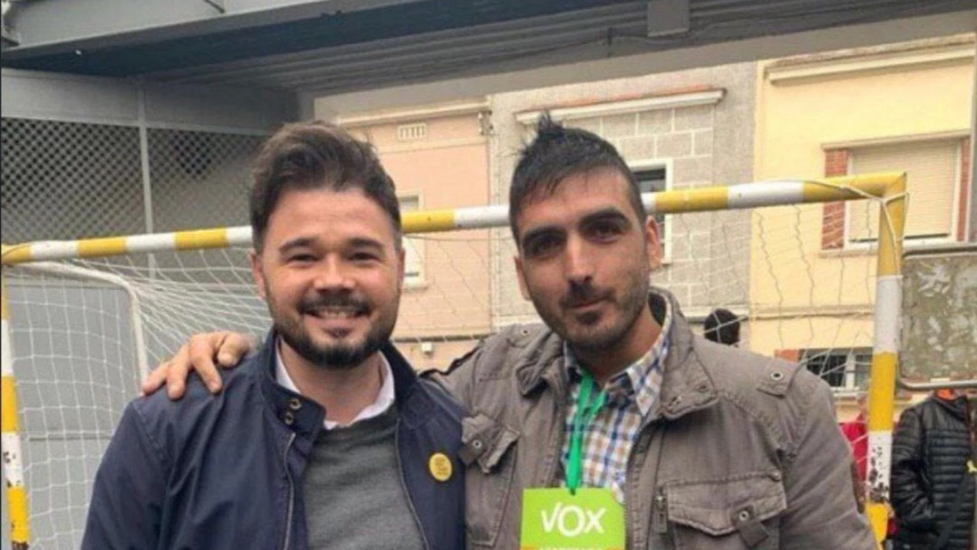 Gabriel Rufián con un apoderado de Vox Gabriel Rufián con un apoderado de Vox