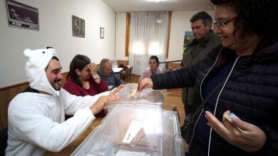 Un hombre de Soria se disfraza de oso para protestar por tener que presidir una mesa electoral
