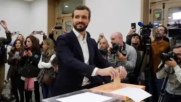 El líder del PP, Pablo Casado, vota en Madrid