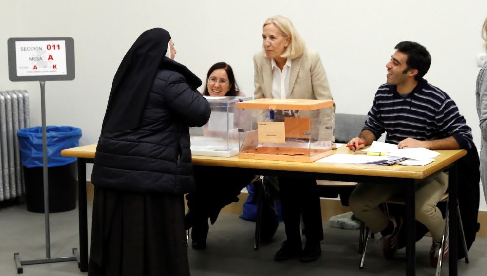 Una monja votando en un colegio electoral
