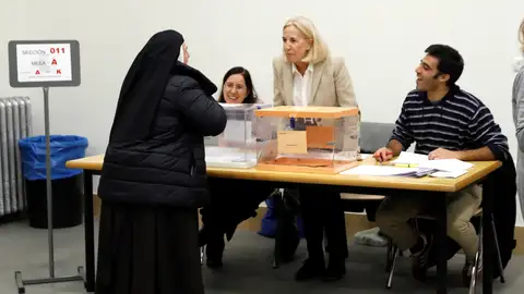 Una monja votando en un colegio electoral Una monja votando en un colegio electoral