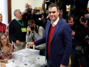 El presidente del Gobierno en funciones, Pedro Sánchez, vota en Pozuelo de Alarcón