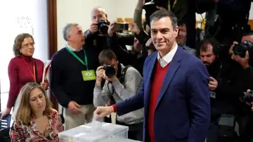 El presidente del Gobierno en funciones, Pedro Sánchez, vota en Pozuelo de Alarcón