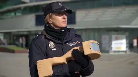 La Policía utiliza un 'rifle antidron' por primera vez en el Centro de Datos de las elecciones generales La Policía utiliza un 'rifle antidron' por primera vez en el Centro de Datos de las elecciones generales