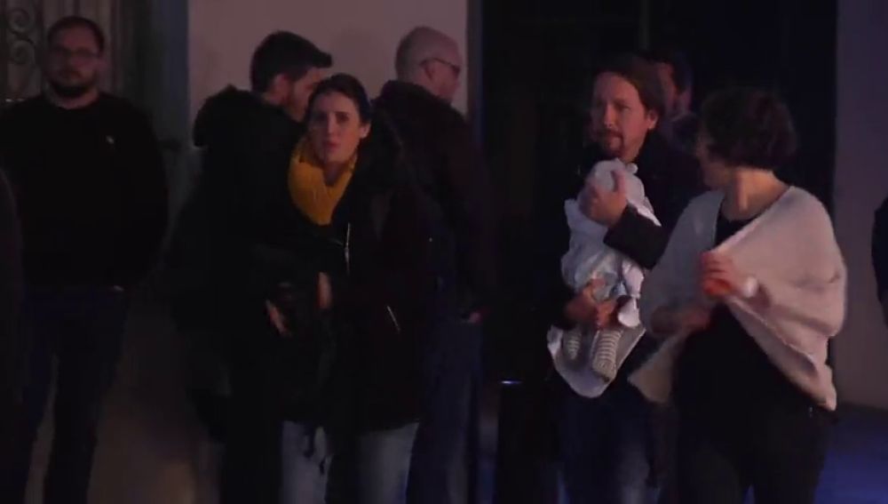 Pablo Iglesias llega a la sede de Unidas Podemos con su hija en brazos