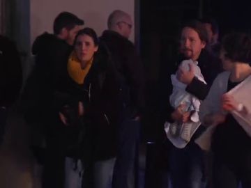 Pablo Iglesias llega a la sede de Unidas Podemos con su hija en brazos