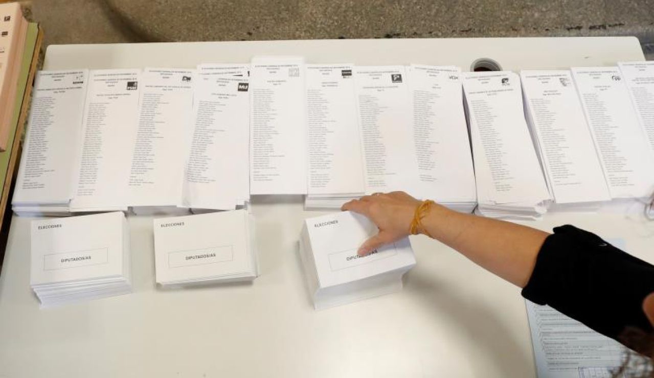 Mesa con papeletas electorales para las elecciones del 10N Mesa con papeletas electorales para las elecciones del 10N