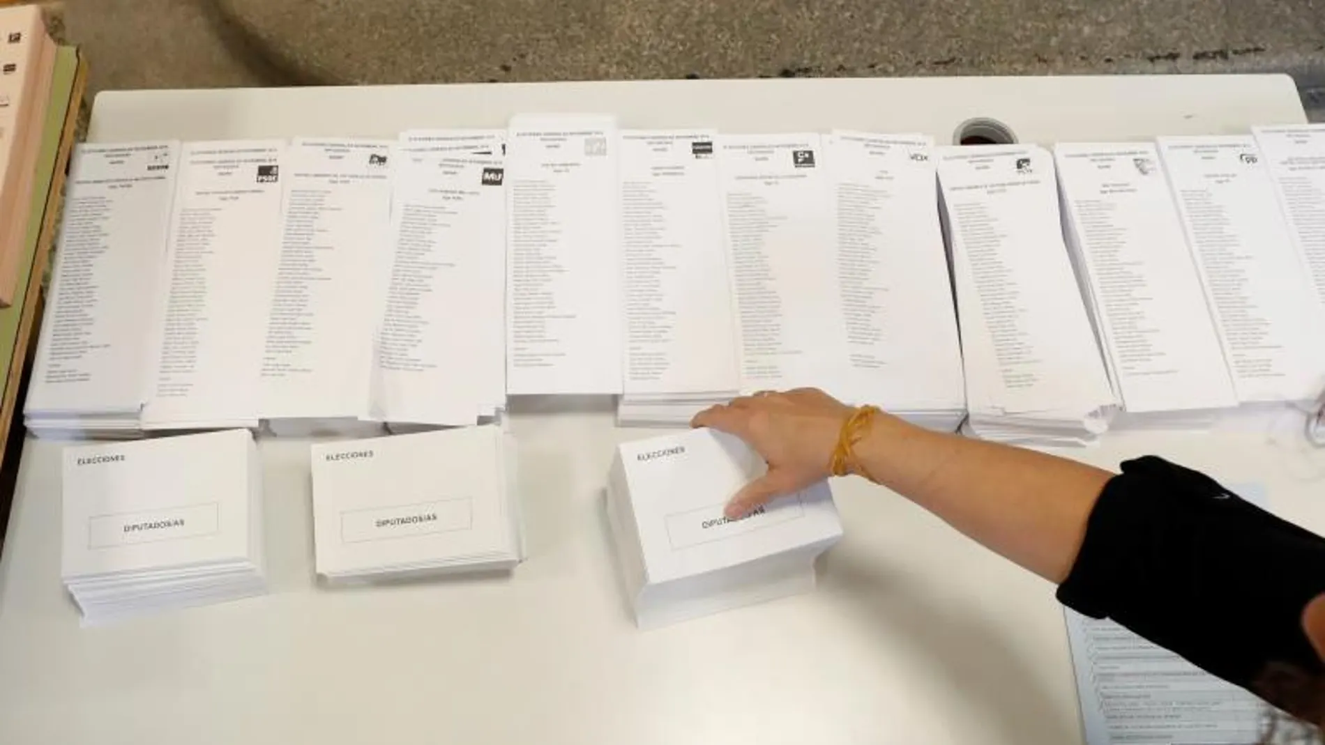 Mesa con papeletas electorales para las elecciones del 10N Mesa con papeletas electorales para las elecciones del 10N