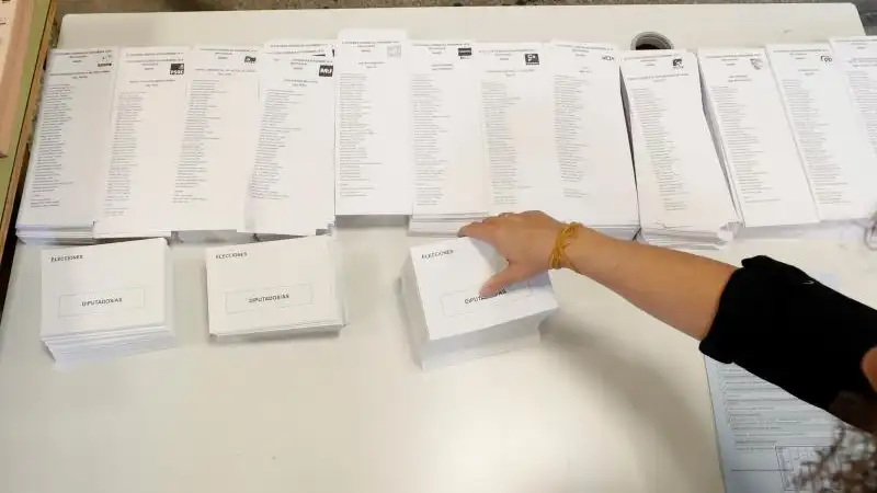 Mesa con papeletas electorales para las elecciones del 10N Mesa con papeletas electorales para las elecciones del 10N