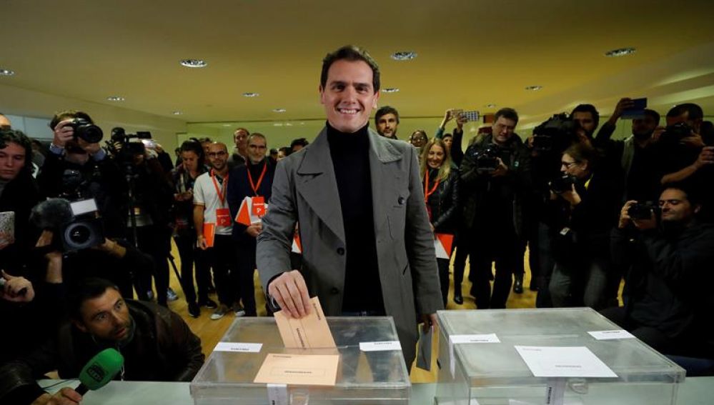 Vota el líder de Ciudadanos, Albert Rivera.