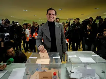 Vota el líder de Ciudadanos, Albert Rivera. Vota el líder de Ciudadanos, Albert Rivera.