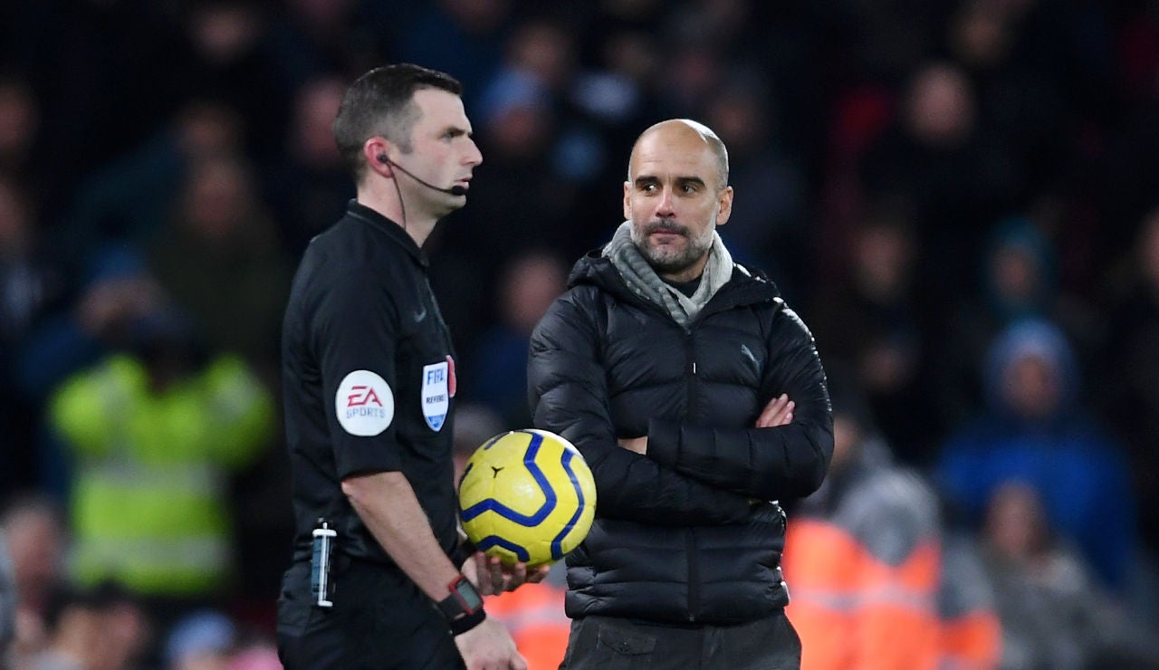 La mirada desafiante de Guardiola al árbitro La mirada desafiante de Guardiola al árbitro