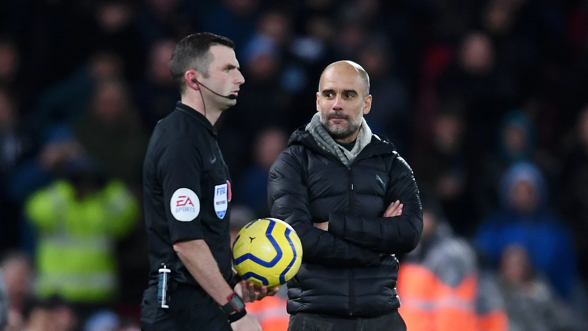 La mirada desafiante de Guardiola al árbitro La mirada desafiante de Guardiola al árbitro