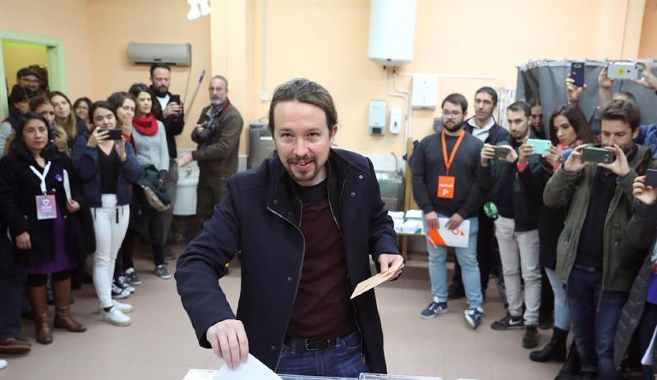 El líder de Podemos, Pablo Iglesias, ejerce su derecho al voto El líder de Podemos, Pablo Iglesias, ejerce su derecho al voto