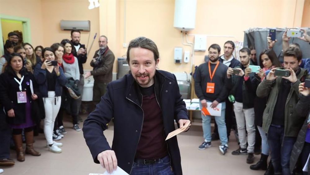 El líder de Podemos, Pablo Iglesias, ejerce su derecho al voto
