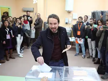 El líder de Podemos, Pablo Iglesias, ejerce su derecho al voto El líder de Podemos, Pablo Iglesias, ejerce su derecho al voto