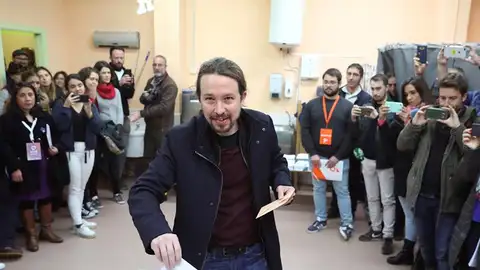 El líder de Podemos, Pablo Iglesias, ejerce su derecho al voto El líder de Podemos, Pablo Iglesias, ejerce su derecho al voto