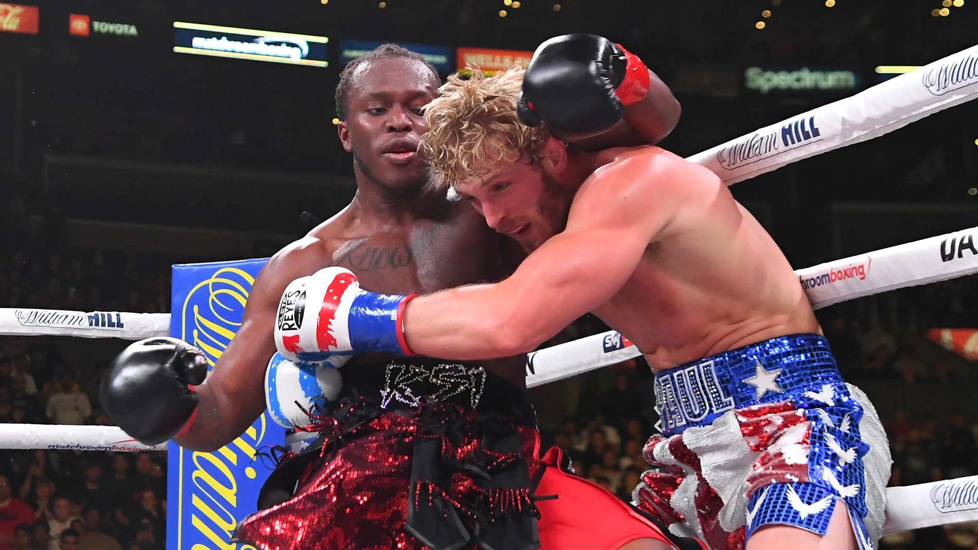 KSI lanza un golpe ante Logan Paul KSI lanza un golpe ante Logan Paul
