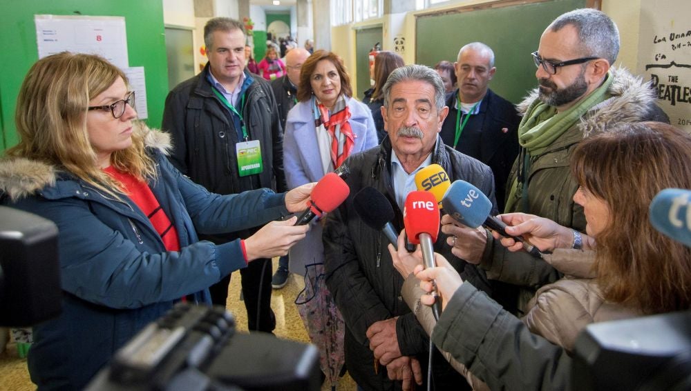 Miguel Ángel Revilla atiende a la prensa tras votar por las elecciones generales 2019