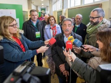Miguel Ángel Revilla atiende a la prensa tras votar por las elecciones generales 2019