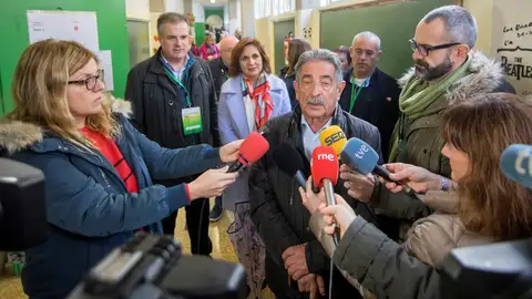Miguel Ángel Revilla atiende a la prensa tras votar por las elecciones generales 2019 Miguel Ángel Revilla atiende a la prensa tras votar por las elecciones generales 2019