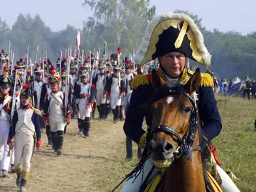 Oleg Sokolov participa en una recreación histórica disfrazado de Napoleón Oleg Sokolov participa en una recreación histórica disfrazado de Napoleón