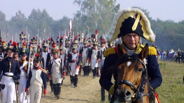 Oleg Sokolov participa en una recreación histórica disfrazado de Napoleón