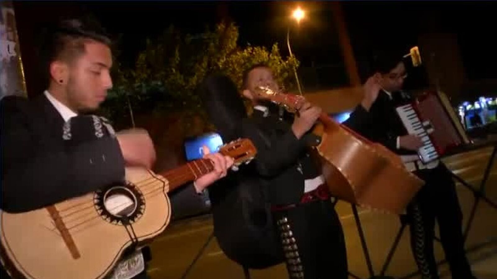 Unos mariachis cantan en la sede de Ciudadanos tras su desplome en las elecciones generales 2019 