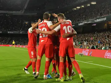 Los jugadores del Sevilla celebran el gol de De Jong Los jugadores del Sevilla celebran el gol de De Jong