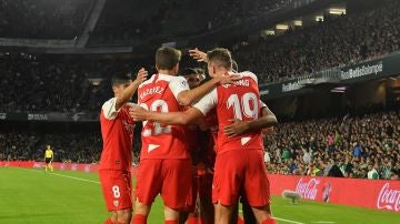 Los jugadores del Sevilla celebran el gol de De Jong