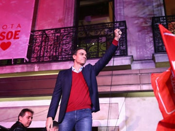 Pedro Sánchez celebra los resultados en Ferraz