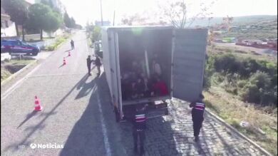 Inmovilizan un camión que iba a Turquía con 82 inmigrantes afganos en su interior