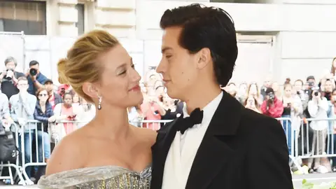 Lili Reinhart y Cole Sprouse en la gala Met Lili Reinhart y Cole Sprouse en la gala Met