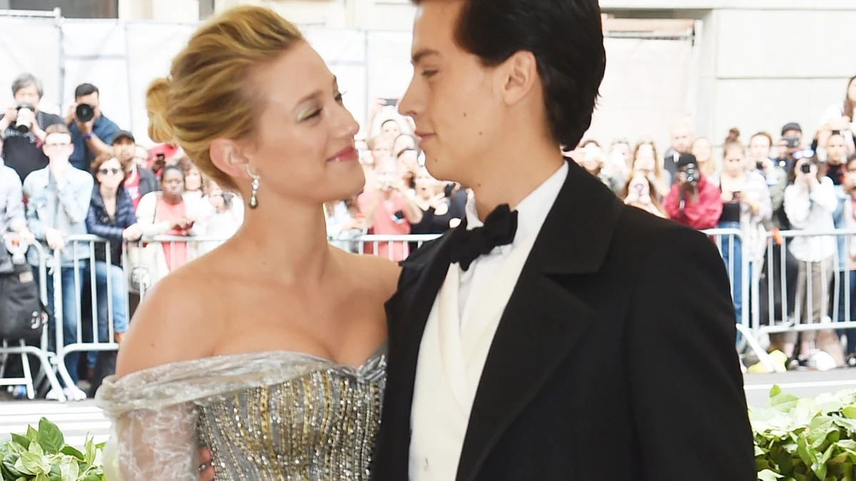 Lili Reinhart y Cole Sprouse en la gala Met Lili Reinhart y Cole Sprouse en la gala Met