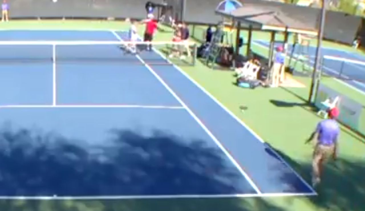 Brutal pelea en un partido de tenis Brutal pelea en un partido de tenis