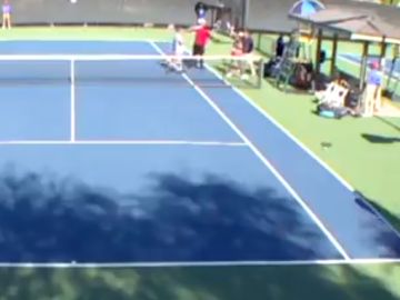 Brutal pelea en un partido de tenis 