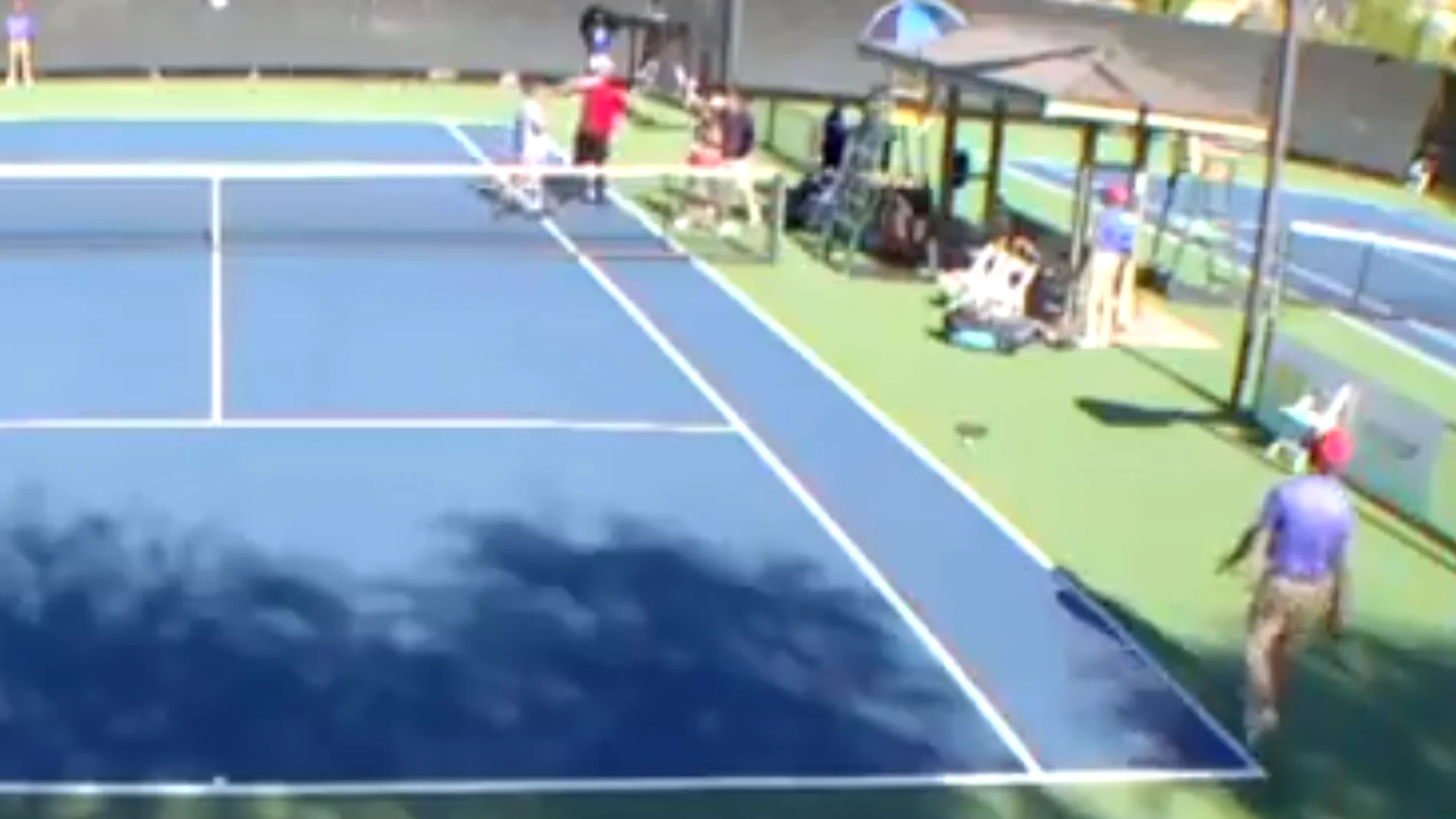 Brutal pelea en un partido de tenis Brutal pelea en un partido de tenis