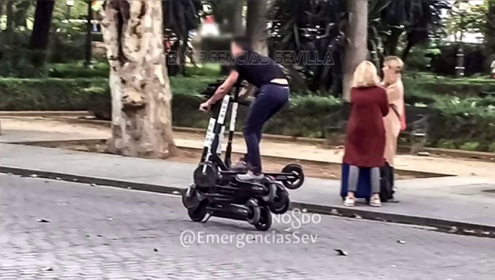 Denuncian a un hombre por conducir sobre seis patinetes eléctricos en Sevilla