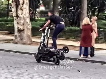 Denuncian a un hombre por conducir sobre seis patinetes eléctricos en Sevilla Denuncian a un hombre por conducir sobre seis patinetes eléctricos en Sevilla