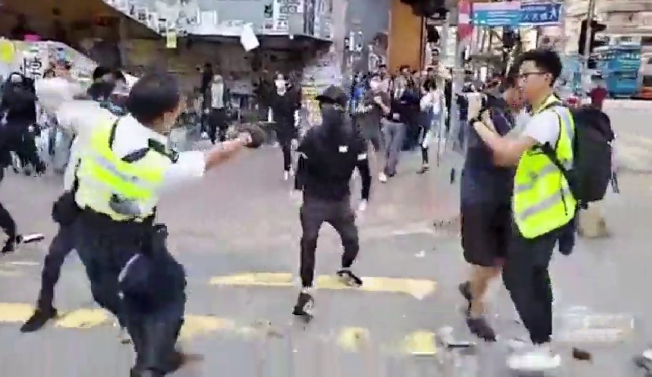 Crece la violencia en Hong Kong: un hombre es quemado vivo y un manifestante recibe un disparo de la Policía Crece la violencia en Hong Kong: un hombre es quemado vivo y un manifestante recibe un disparo de la Policía