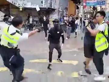 Crece la violencia en Hong Kong: un hombre es quemado vivo y un manifestante recibe un disparo de la Policía Crece la violencia en Hong Kong: un hombre es quemado vivo y un manifestante recibe un disparo de la Policía