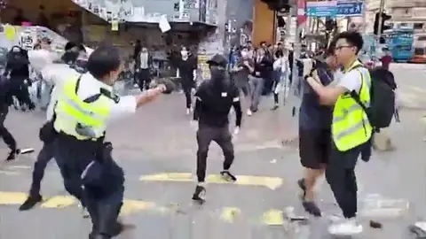 Crece la violencia en Hong Kong: un hombre es quemado vivo y un manifestante recibe un disparo de la Policía Crece la violencia en Hong Kong: un hombre es quemado vivo y un manifestante recibe un disparo de la Policía