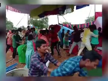 Una boda acaba a 'sillazos' en la India por la música