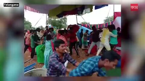 Una boda acaba a 'sillazos' en la India por la m&uacute;sica