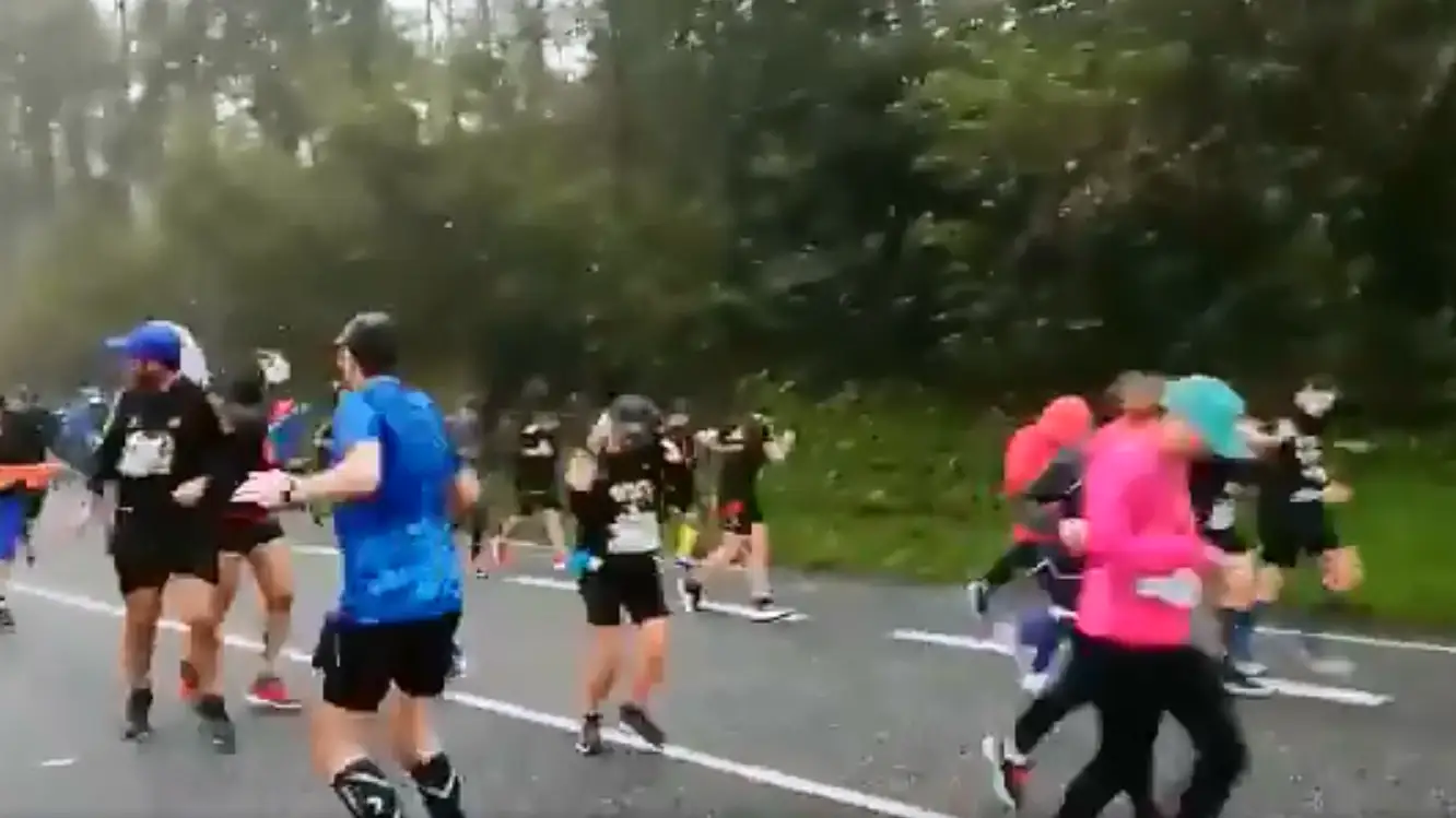 Participantes durante la granizada en la Behobia - San Sebasti&aacute;n 