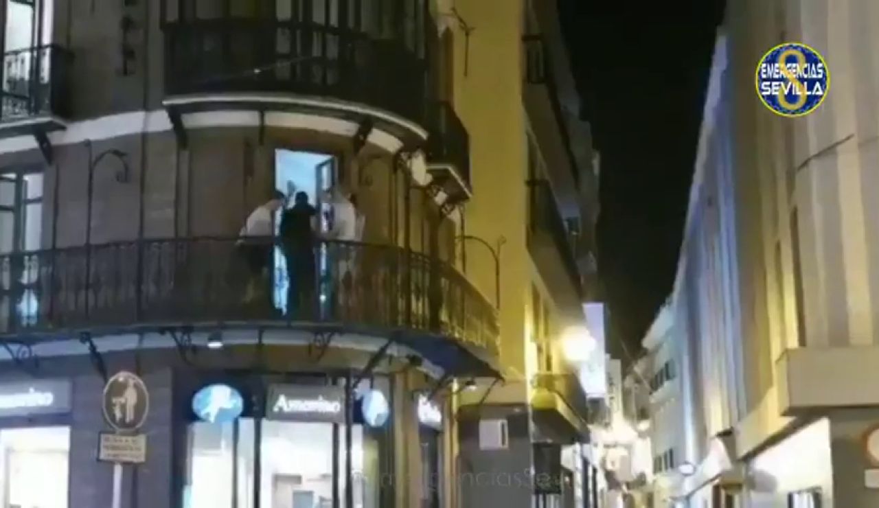 Vecinos de Sevilla denuncian el comportamiento inapropiado en una piso turístico Vecinos de Sevilla denuncian el comportamiento inapropiado en una piso turístico