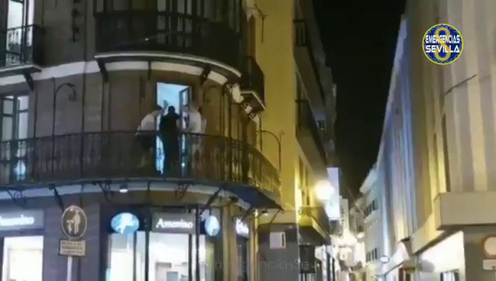 Vecinos de Sevilla denuncian el comportamiento inapropiado en una piso turístico 