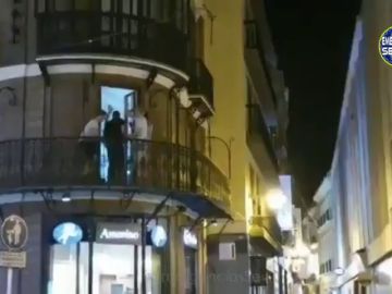 Vecinos de Sevilla denuncian el comportamiento inapropiado en una piso turístico 